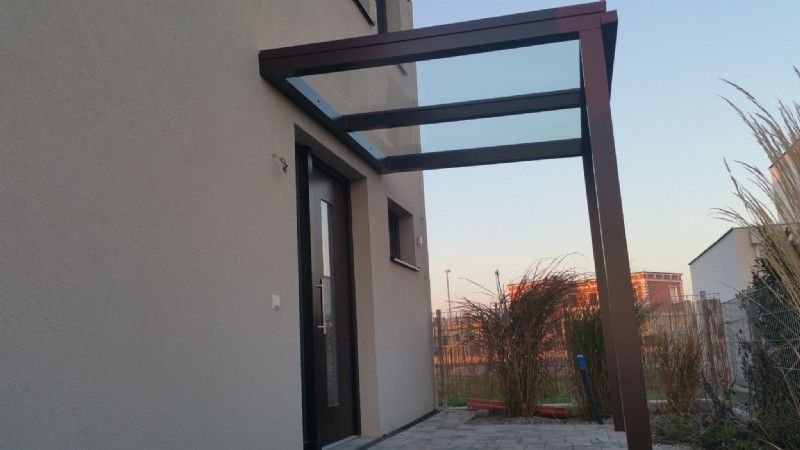 Vordach aus Metall und Glas in Parndorf